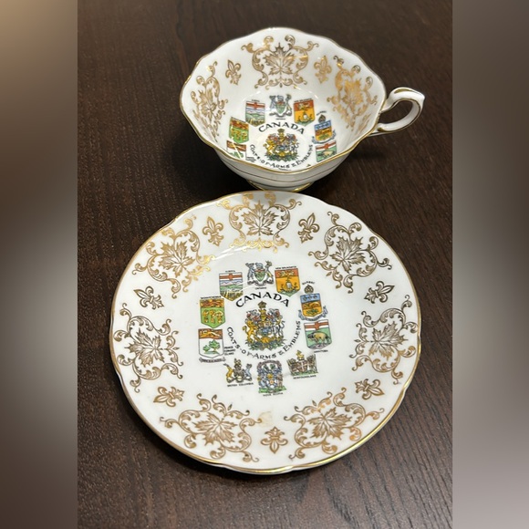 Paragon Canada coat of arms & emblems teacup and saucer - Picture 1 of 3